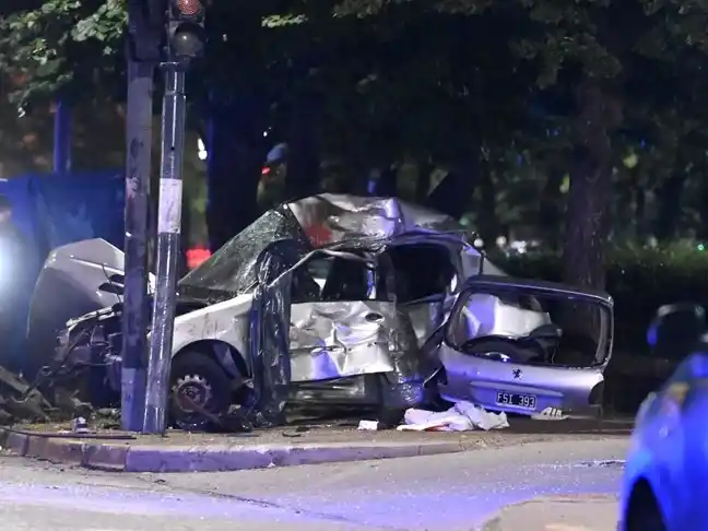 Así quedó el auto del joven tras atropellar y matar a una madre y a su hija.