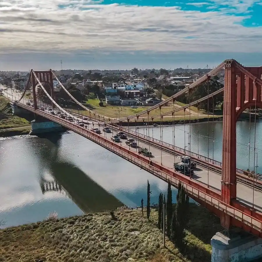 Los autos antiguos desfilaron en el histórico puente