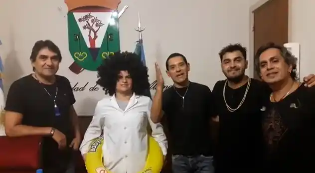 Los Nocheros convocaron a romper el récord de gente flotando en la Laguna Epecuén