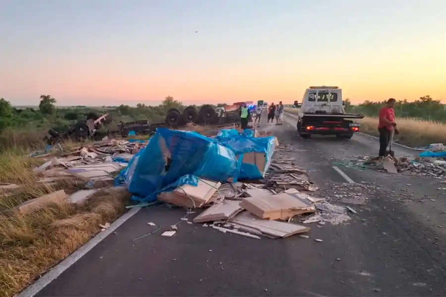 Auto y tres camiones chocaron en el enlace Victoria – Rosario