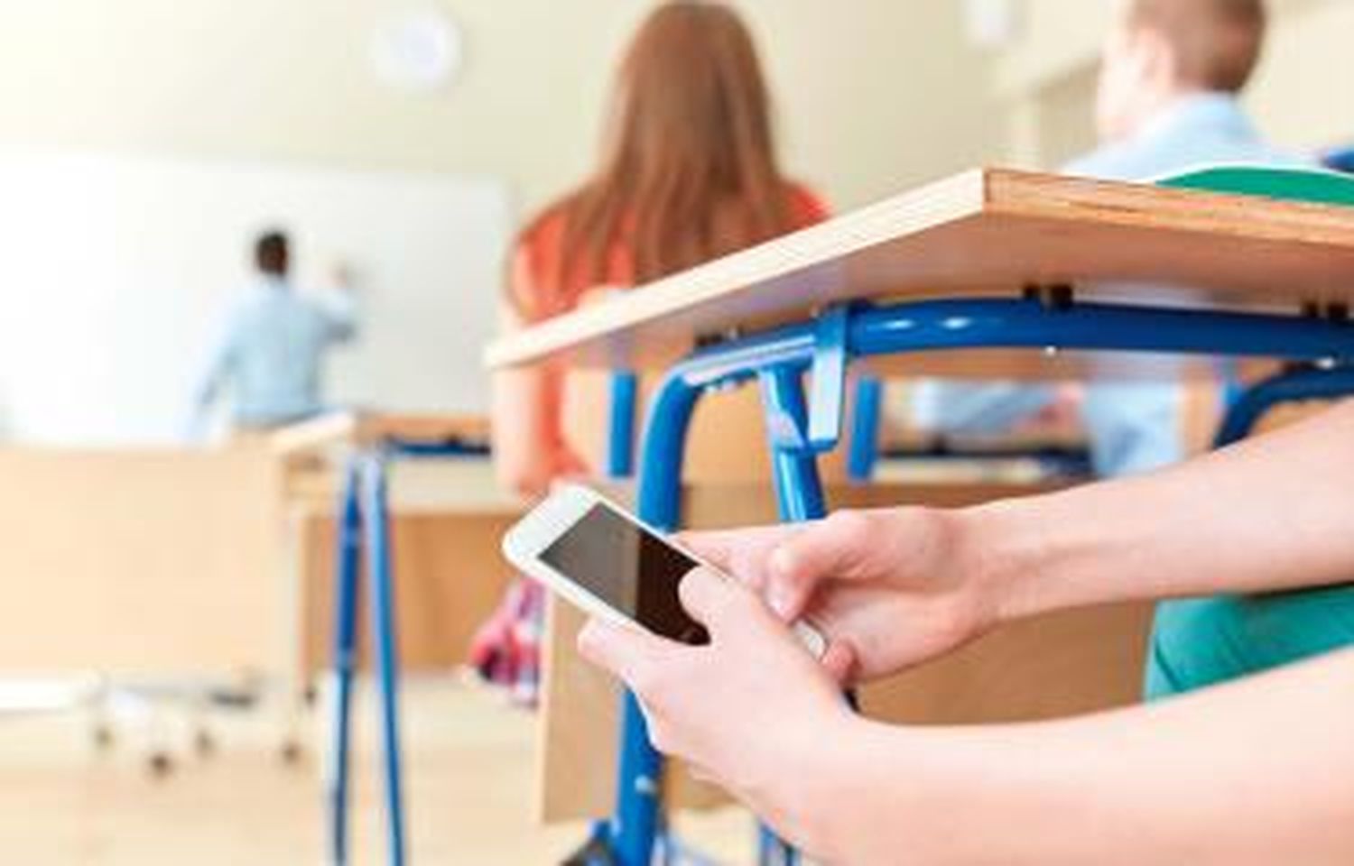 Uso de celulares en las aulas: "El principal problema no es el celular, sino la autoridad docente"