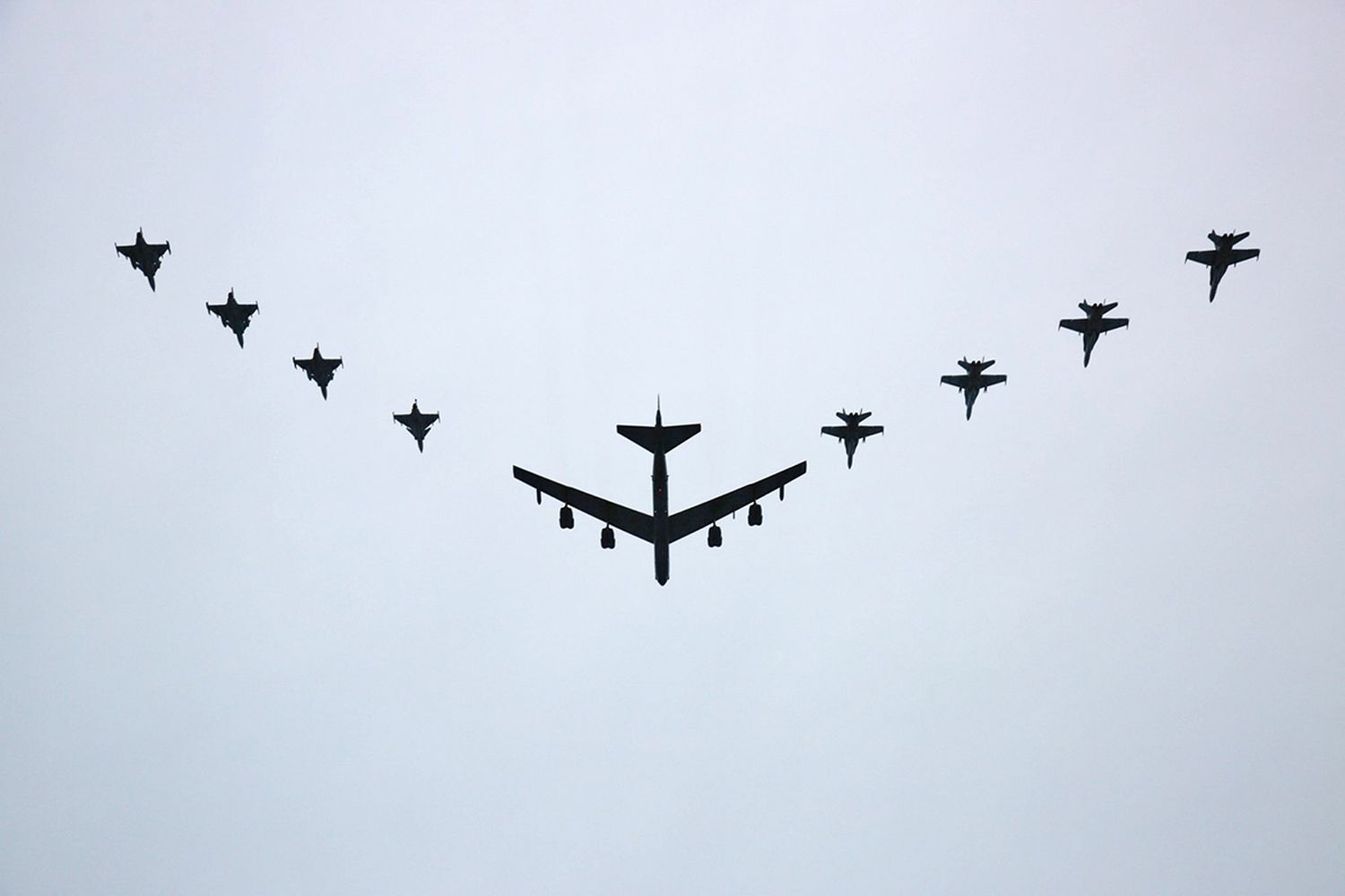 Cazas Gripen entrenan junto a los icónicos bombarderos B-52