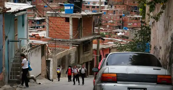 REPORTAN PLOMO CERRADO EN PETARE: herido adolescente con arma de fuego por enfrentamiento entre bandas