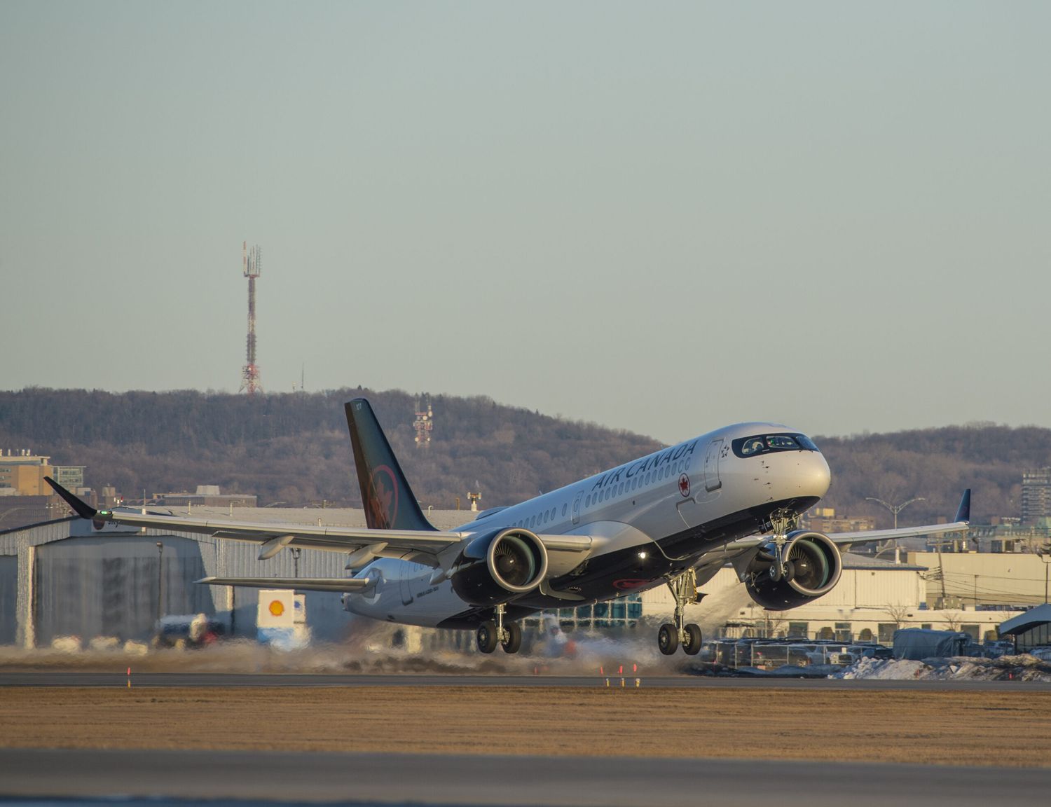 Por primera vez en dos años Air Canada transportó más de 100 mil pasajeros en un día