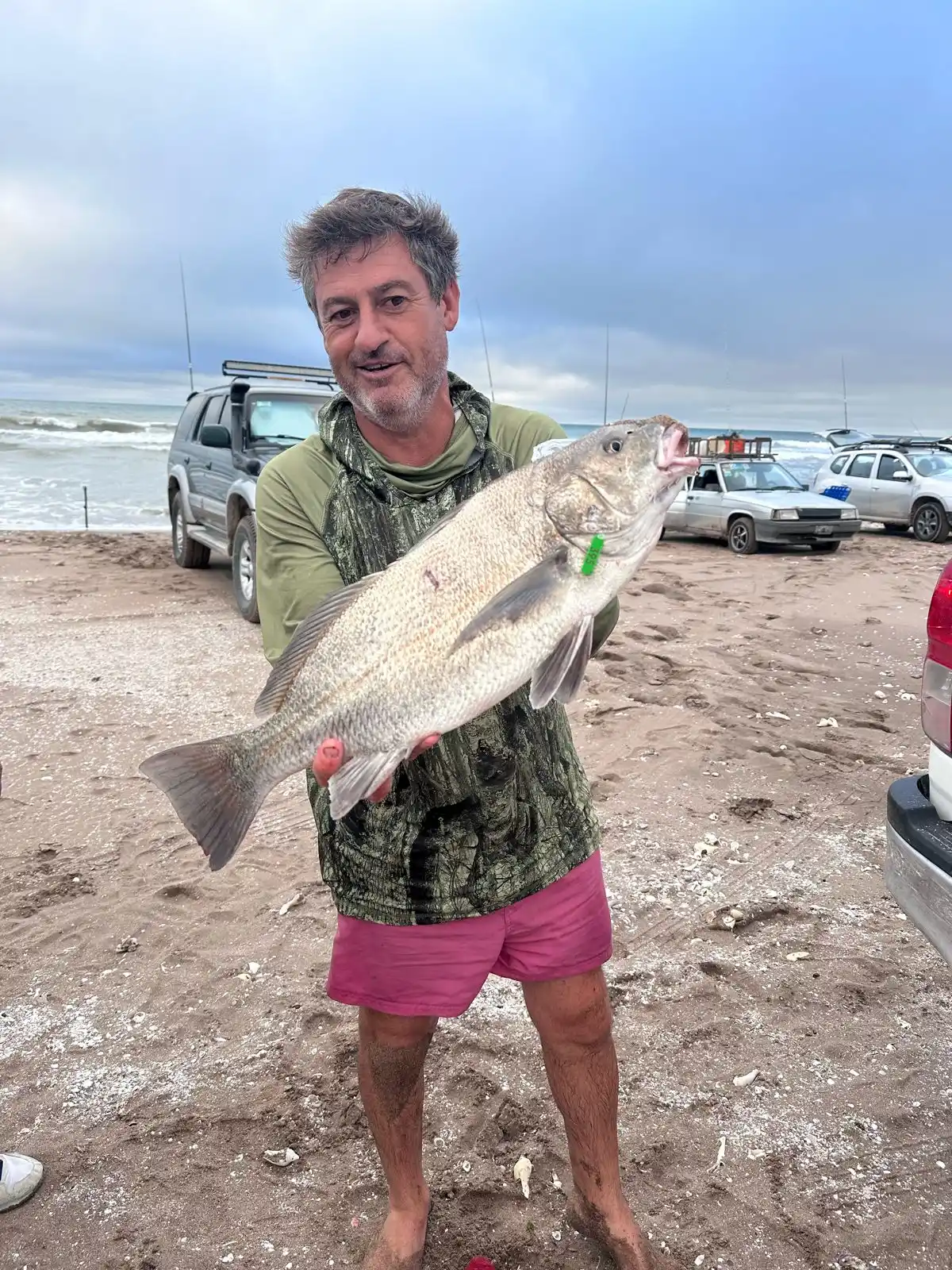 Con otra Corvina Negra de 2,928 kg., Pablo Fernández se subió al “1” de Las 24