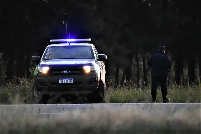 Un hombre denunció que delincuentes armados y encapuchados le robaron el auto