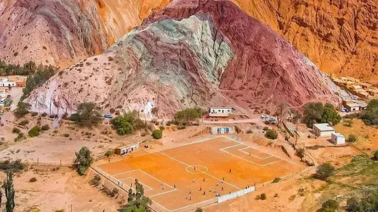 Una de las canchas de fútbol más extraordinarias, remotas y singulares del mundo.