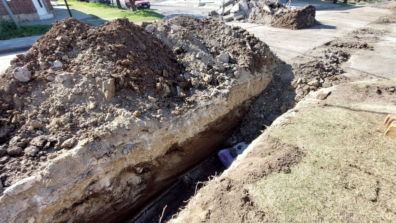 Avanza la obra de colocación de cañería cloacal en calle Rivadavia