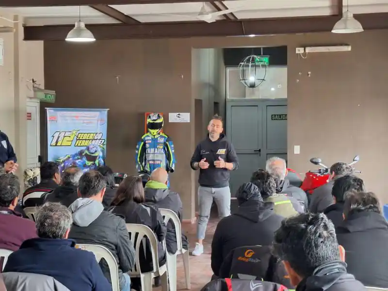El piloto Federico Fernández dictó una charla de seguridad vial para motociclistas.