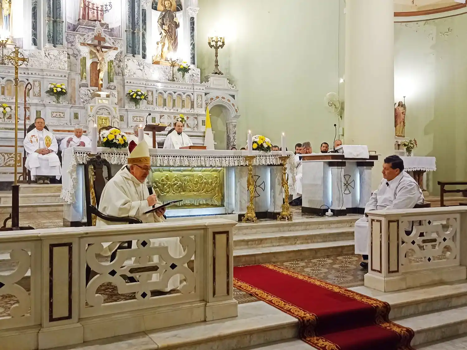 Néstor Padilla se ordenó como diácono permanente