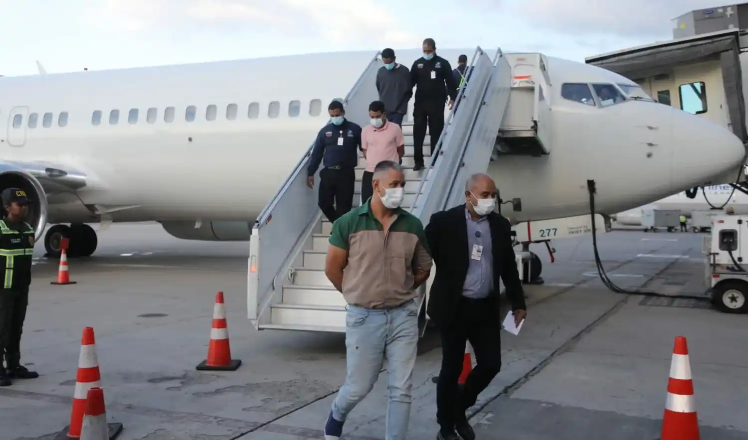 ¡EE.UU. nos manda las «JOYITAS»! 3 de los migrantes venezolanos repatriados estaban solicitados por la justicia