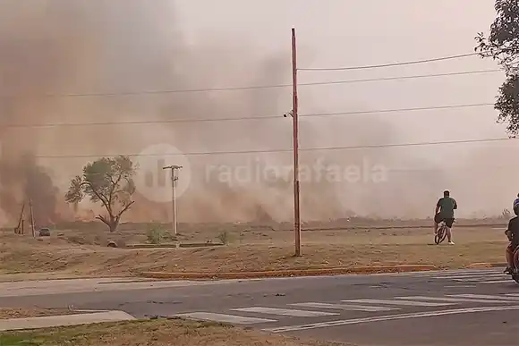 Impactante incendio detrás del Campus de la UNRaf: arduo trabajo de Bomberos para controlarlo