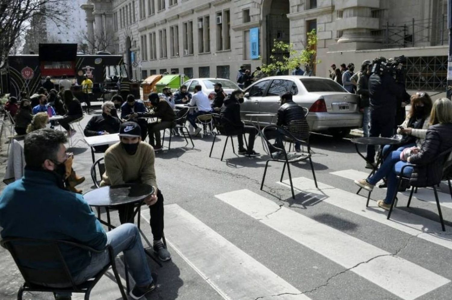 Gastronómicos de Rosario montaron un bar al aire libre