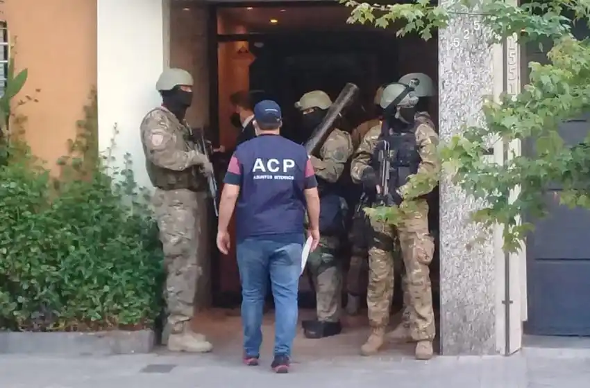 Allanan dos viviendas en simultáneo por un robo sospechoso