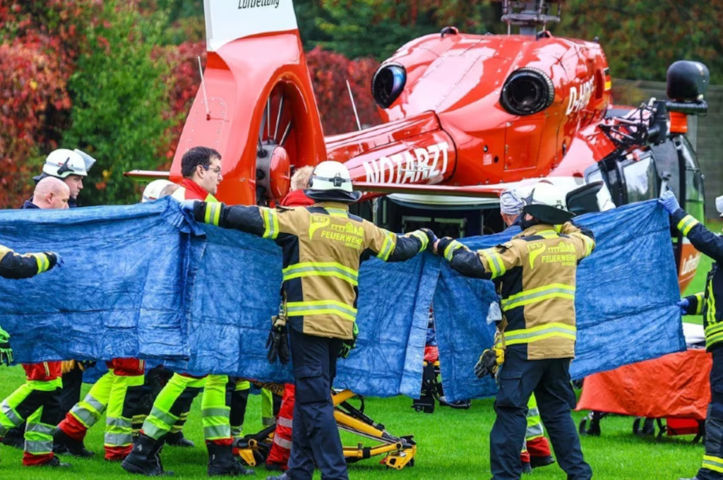 Personal de emergencia traslada a la alcaldesa de Herdecke (Foto: AP)
