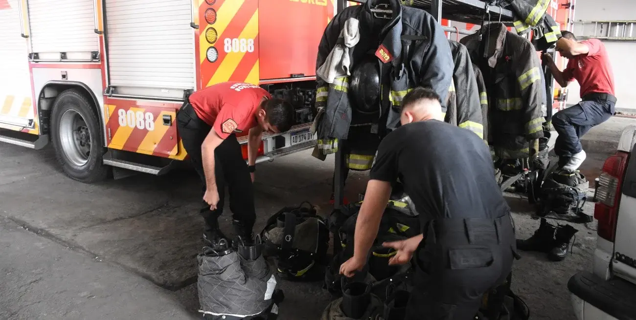 Una dotación de la Agrupación de Bomberos Zapadores se apresuró para intervenir y rescatar al herido. Crédito: Luis Cetraro