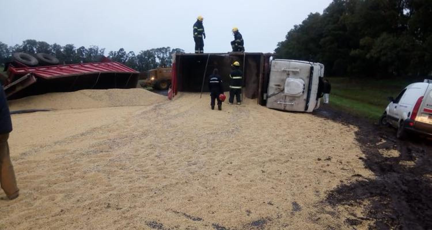 Otra vez, un pozo hizo volcar un camión en la ruta 191