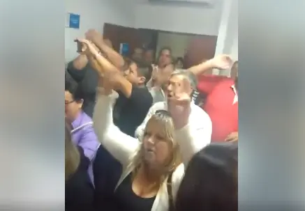 San Miguel: Concejales cantaron el "MMLPQTP" tras aprobación de adhesión al Pacto Fiscal