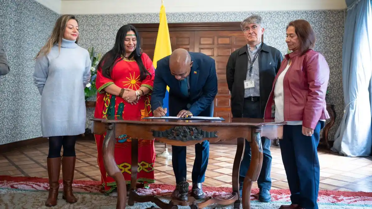 COLOMBIANOS DEL MUNDO ATENTOS: firman resolución que da vida a Mesa para las Migraciones