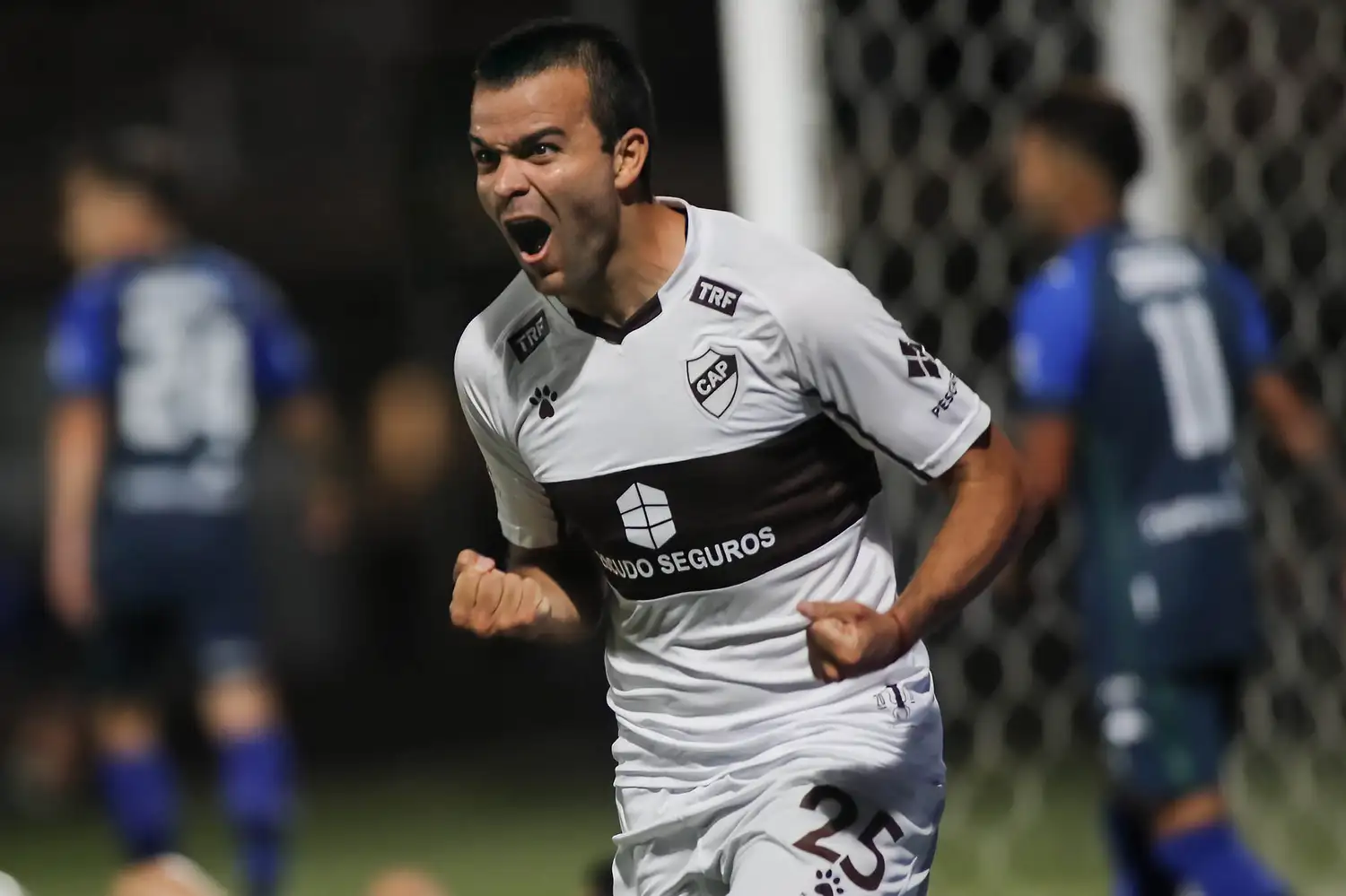 Facundo Curuchet festeja el segundo tanto de Platense.