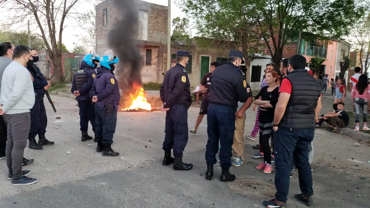 Los Bomberos confirmaron que se tuvieron que "replegar"