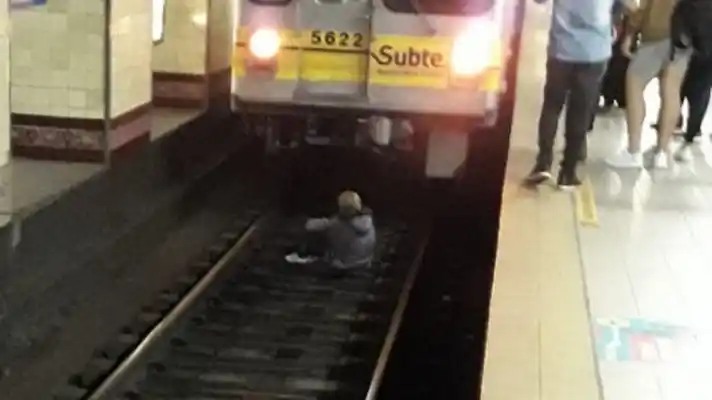 Una jubilada quiso quitarse la vida en el subte porque "no le alcanza para comer"