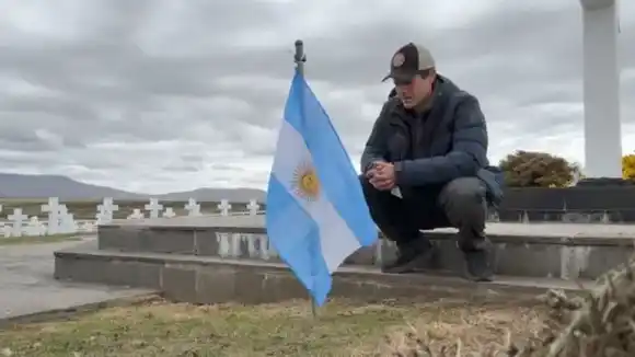 Un youtuber colombiano “hizo patria” izando una bandera argentina en las Islas Malvinas
