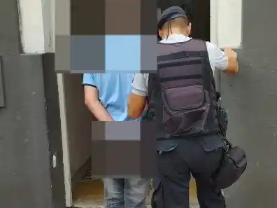 Robó la batería de un auto y cuando vio la policía la intentó “descartar” en el patio de una casa