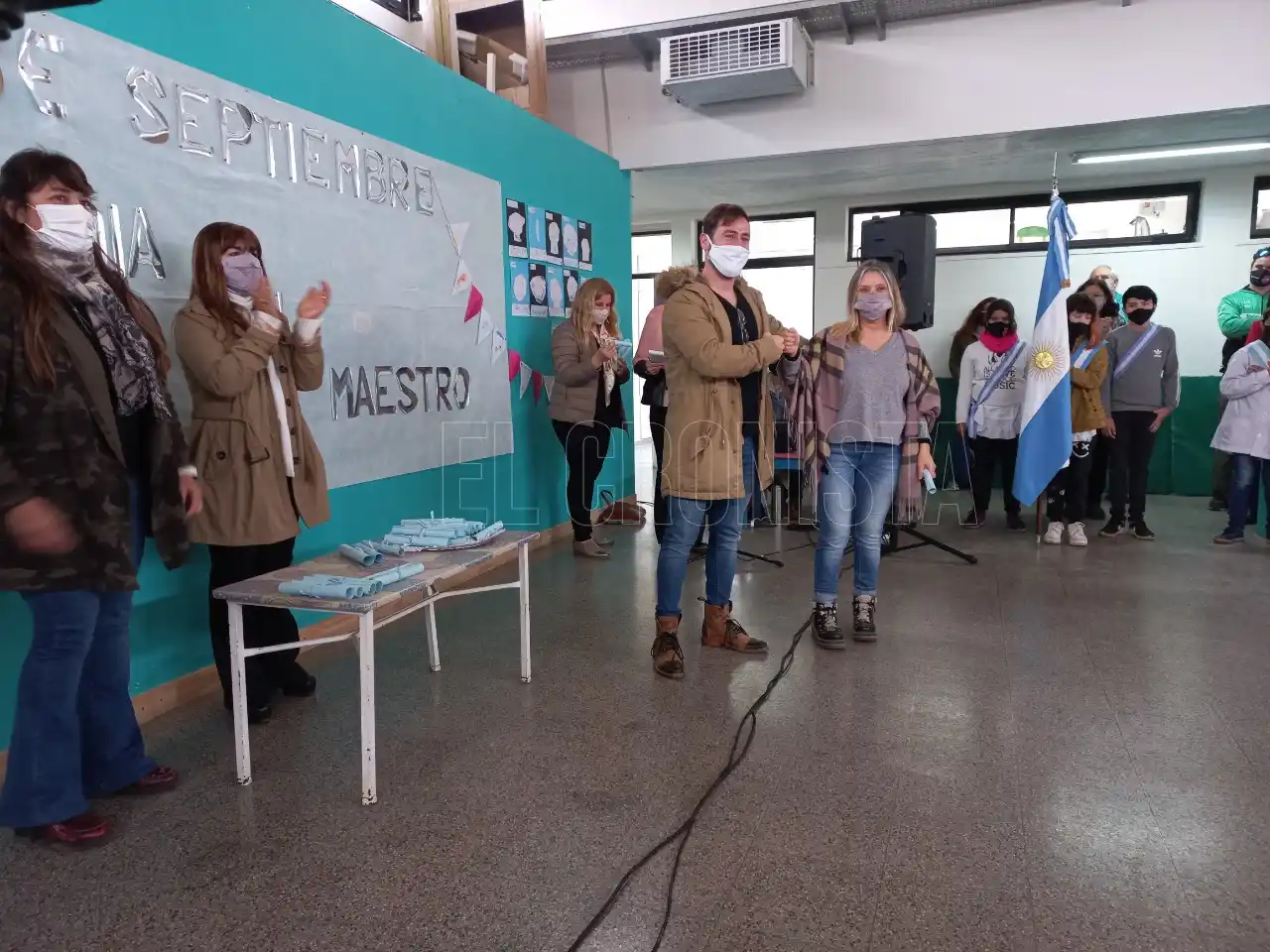 Nuevamente las banderas argentinas y bonaerenses se encontraron en el acto del Día del Maestro en Chascomús