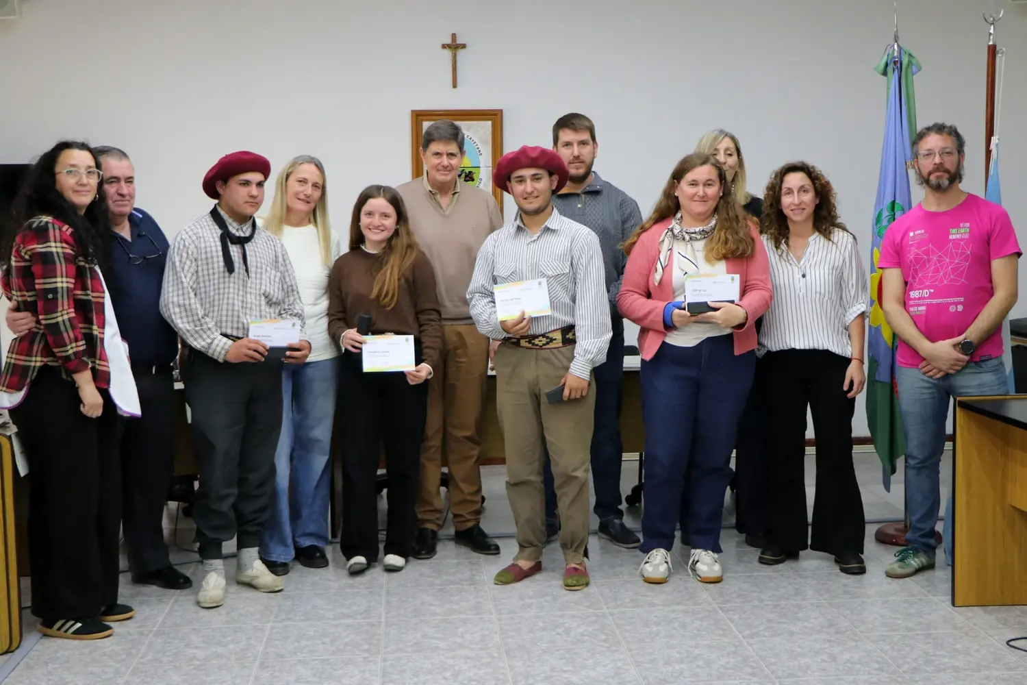 Autoridades municipales junto a docentes y a estudiantes que participaron de los debates