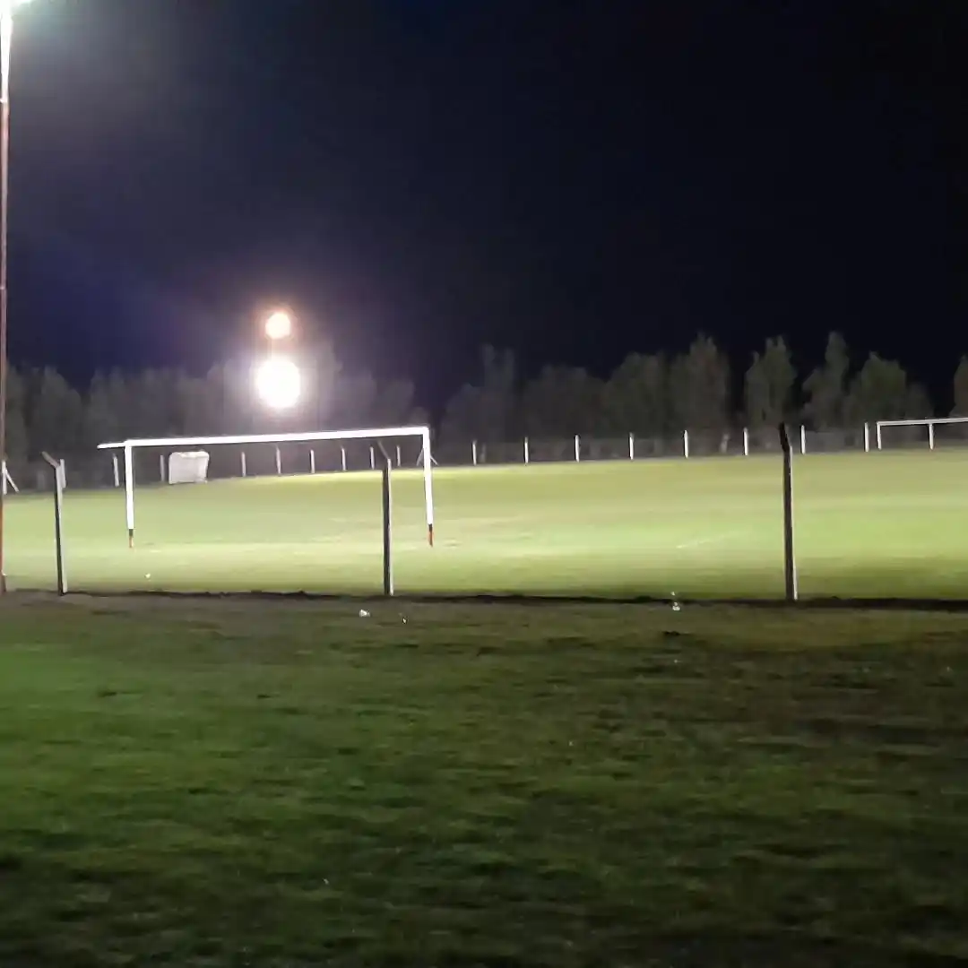 Cascallares avanzó en la colocación de iluminación en su cancha