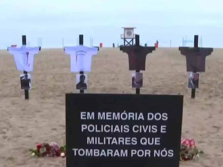 Tributo en las playas de Copacabana a los policías muertos en el enfrentamiento con el Comando Vermelho.