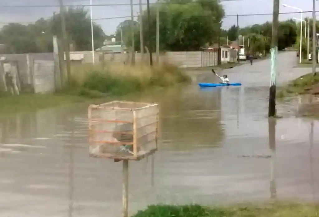 Tras nueva inundación de la calle, frentista de Formosa al 2100 salió con un kayak 