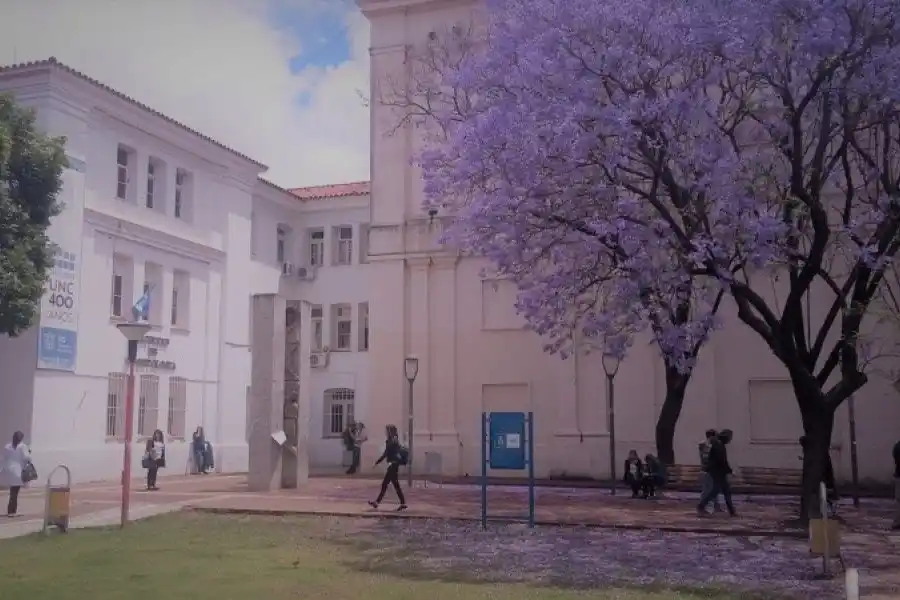 Escándalo en la Universidad de Córdoba: docente obligaba a alumnos a realizar curso pago para aprobar materia