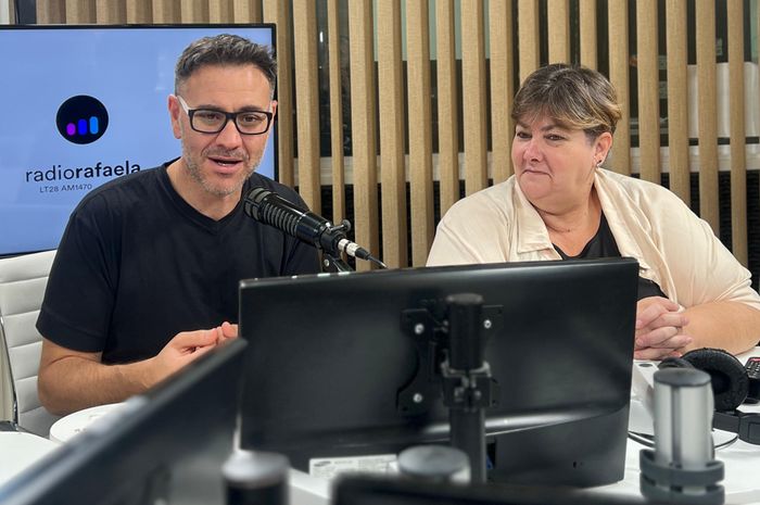 Pablo Miassi y Mariana Bertolín, en los estudios de este medio | Crédito: RADIO RAFAELA