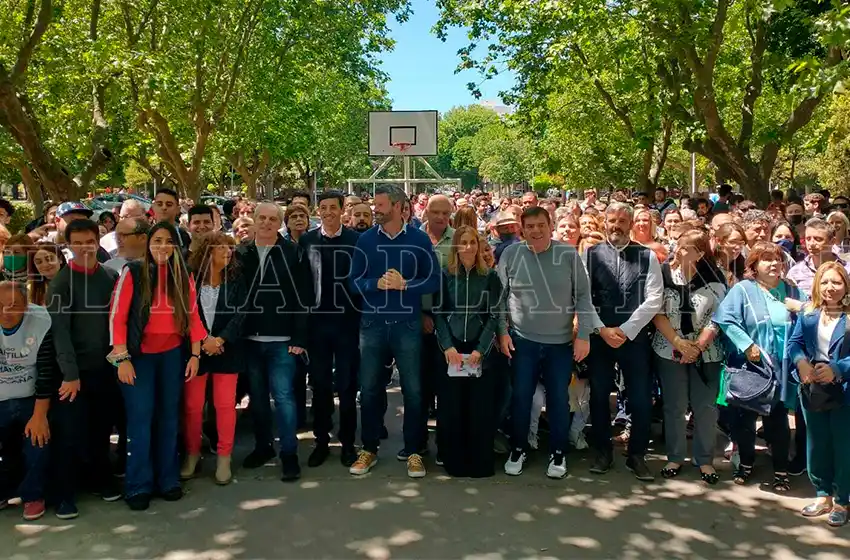 Juntos reunió su tropa en una plaza y organizó una recorrida por el barrio