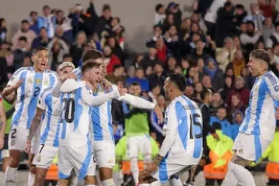 Argentina goleó a Chile y sigue puntero en las Eliminatorias