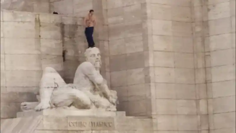 Un hombre se trepó a una de las esculturas del Monumento a la Bandera