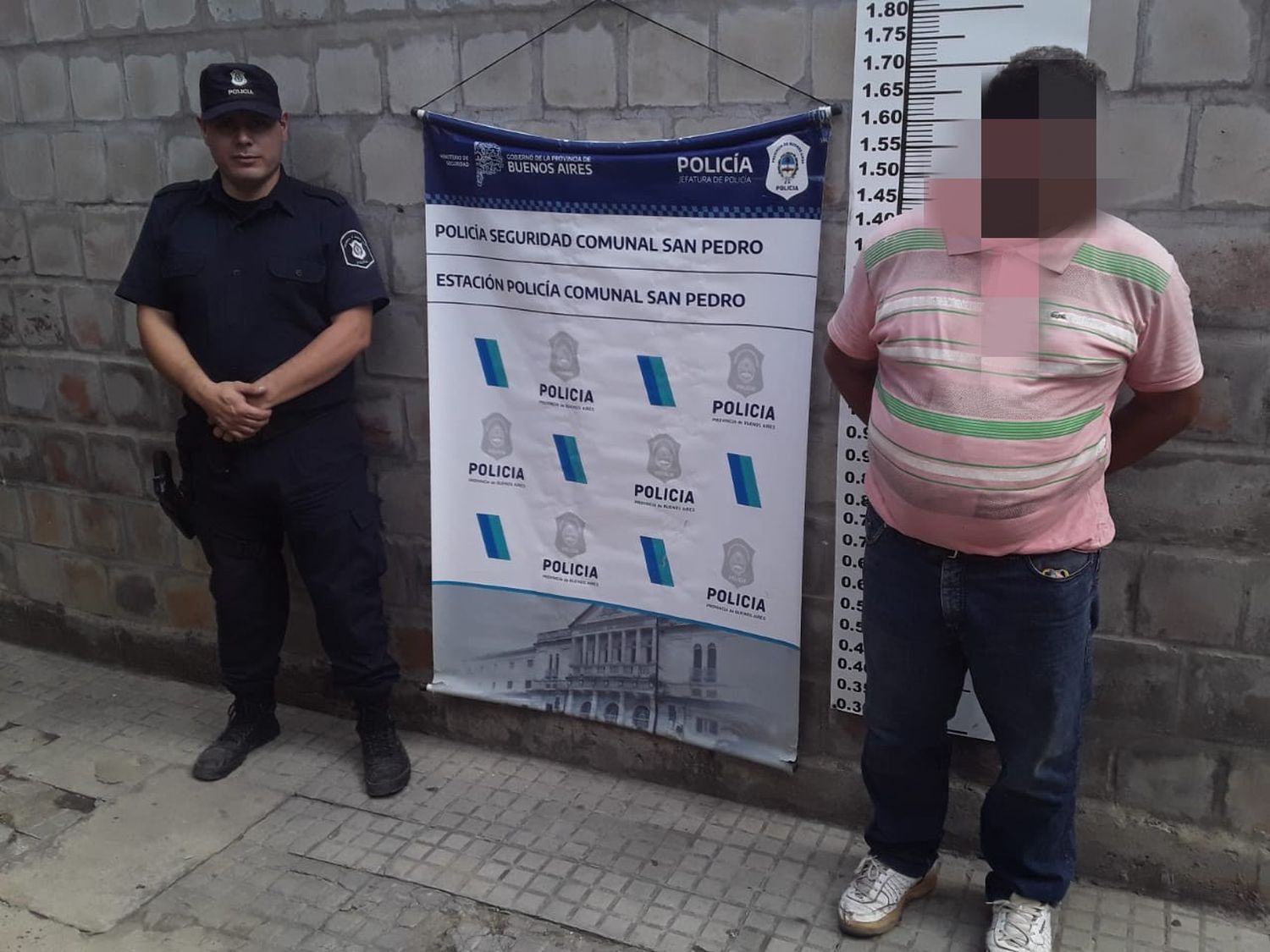 Aprehendieron a un hombre mientras golpeaba a su expareja en la vía pública