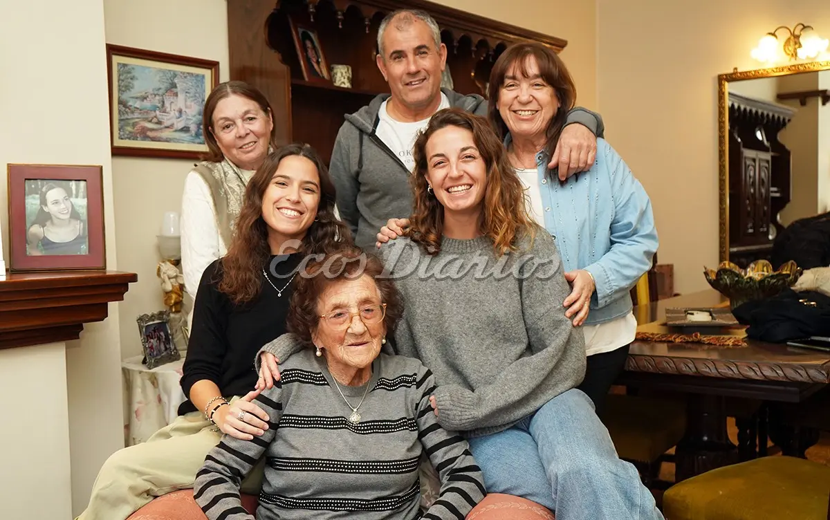 En familia. Norma junto a sus nietas Rocío y Manuela, sus hijas Marta y Silvina y su yerno Osvaldo Vega