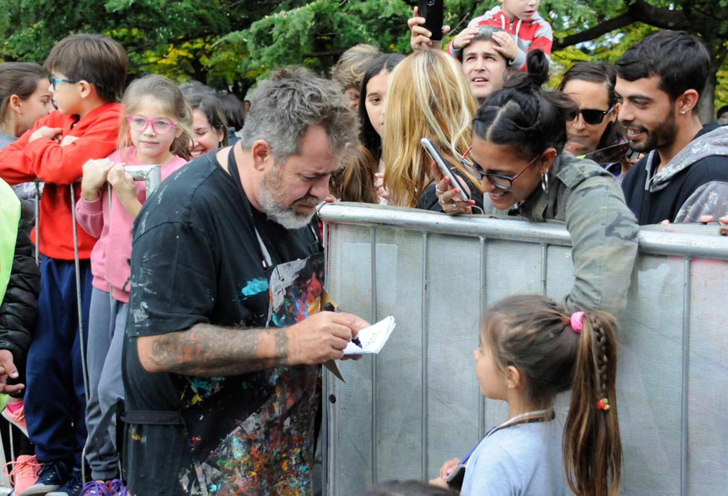 Milo Lockett y Manuel Paz llegan a Tandil para pintar junto a los niños una bandera de cien metros