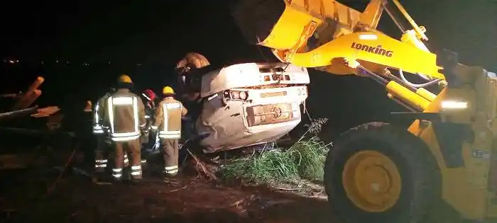 Dos muertos en el vuelco de un  camión cargado con palos