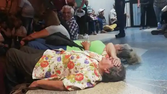 HASTA DESMAYOS DE ADULTOS MAYORES se registran en colas de cedulación del llamado a referendo por el Esequibo