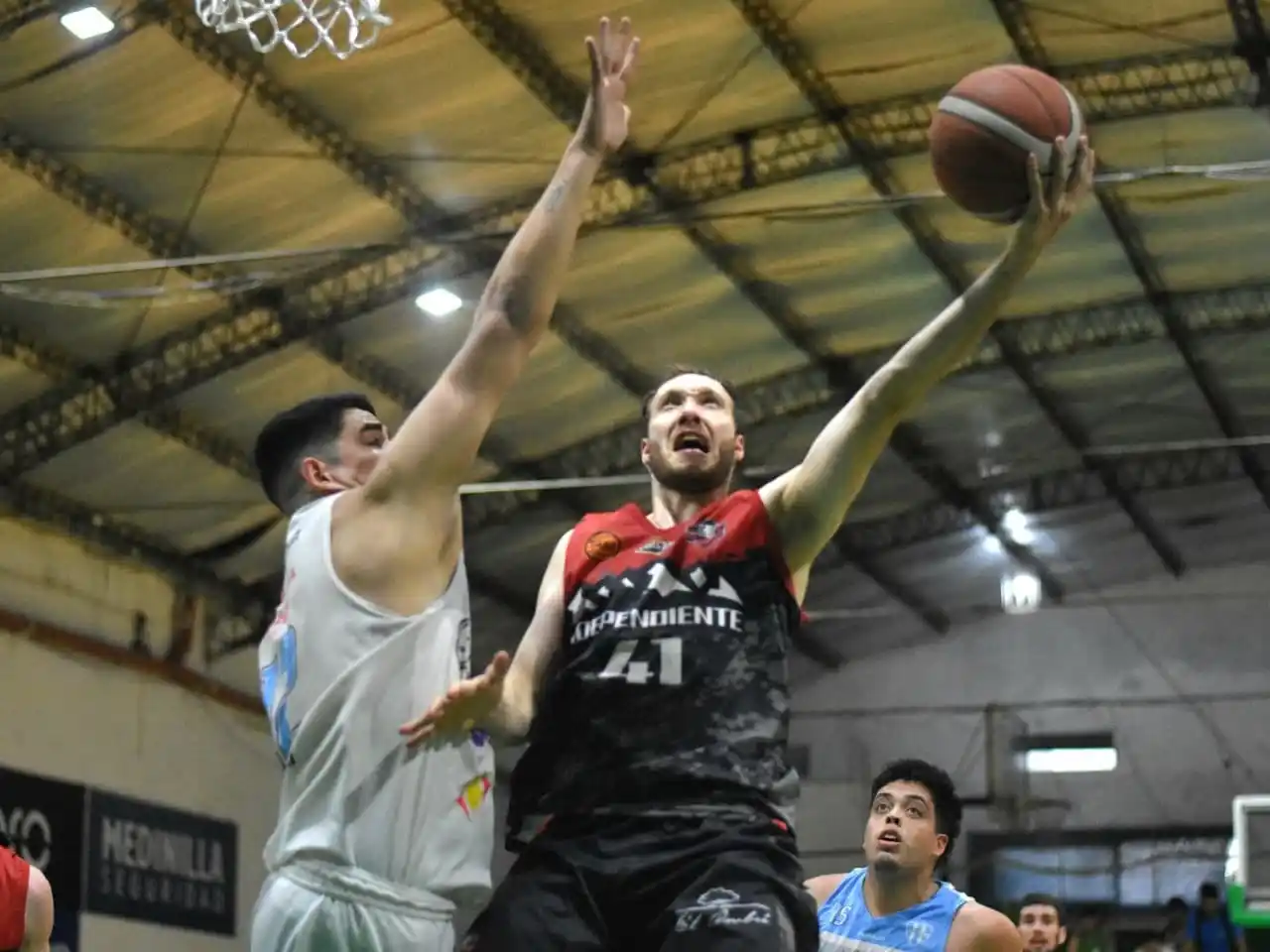 Weisbeck seguirá en el plantel rojinegro.
