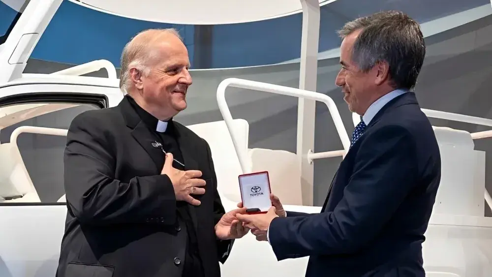 El representante de Toyota Argentina junto al Nuncio Apostólico en la Argentina, monseñor Michael Wallace Banach.