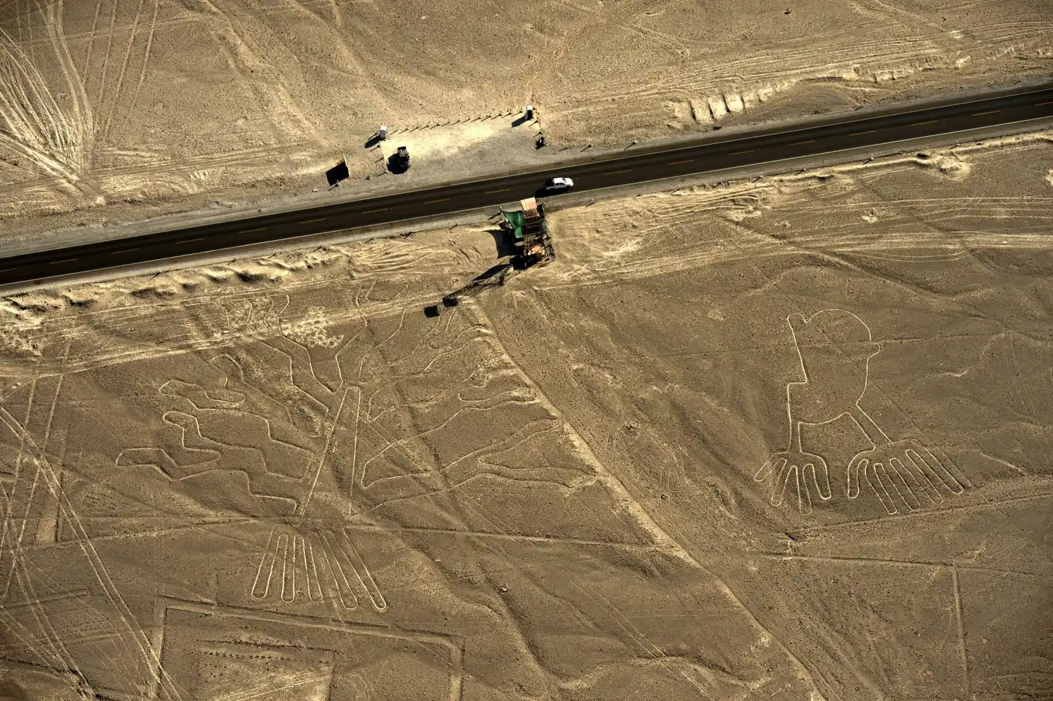 Un camión daña las milenarias Líneas de Nazca en Perú