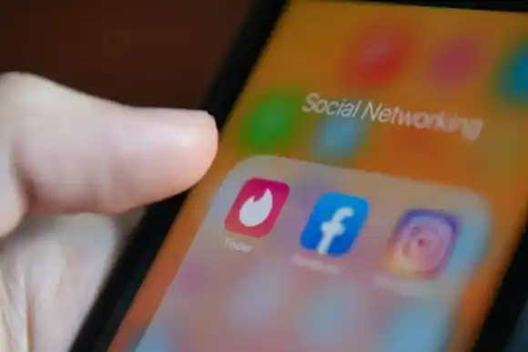 Insólito: un futbolista fue despedido de su club por usar una app de citas