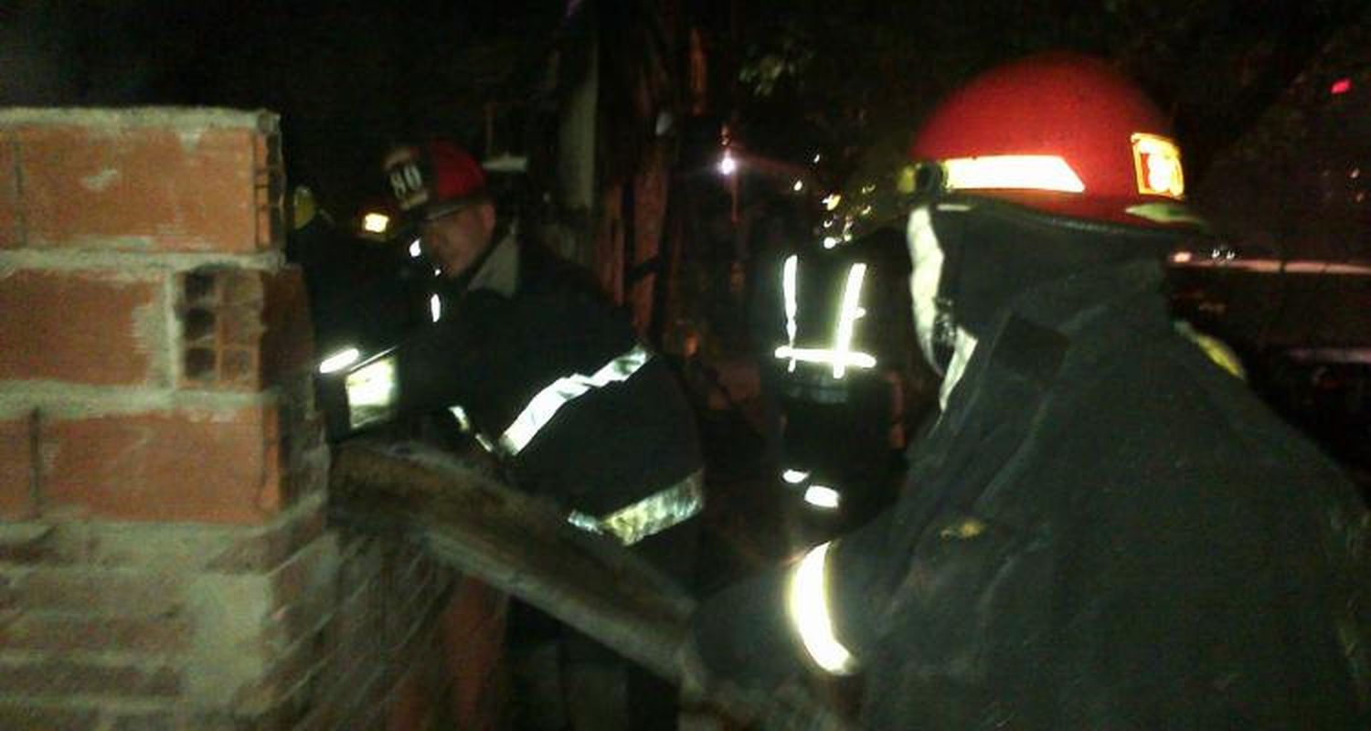 Incendio destruyó dos viviendas
