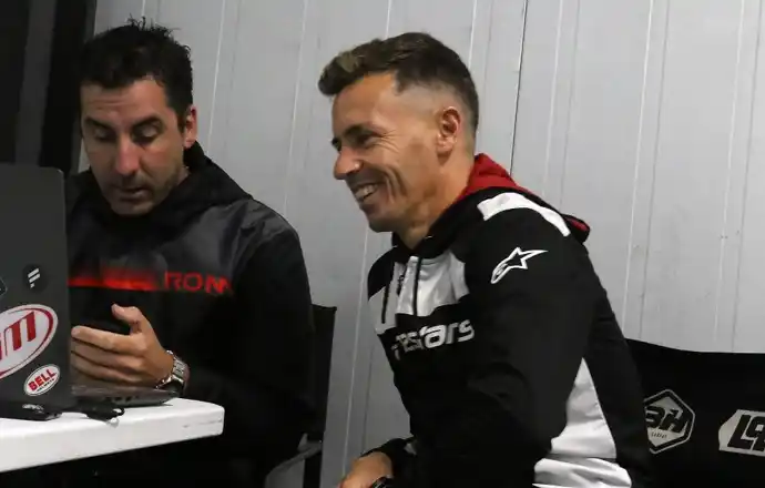 Pernía, junto a su colaborador Rodolfo Speroni.