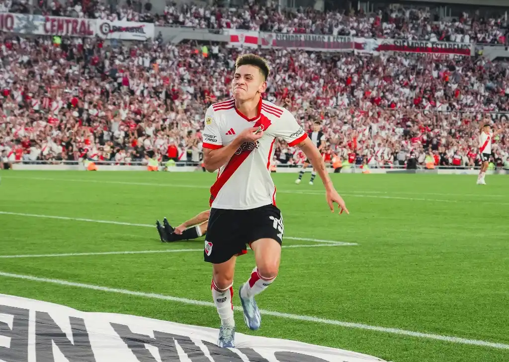 Echeverri festeja su primer gol en la primera de River.